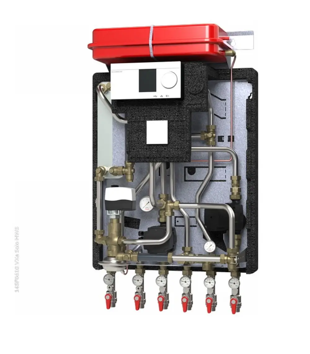 Hausstation mit mehreren Rohranschlüssen und Regelkomponenten. Die Steuerung zeigt digitale Anzeigen. Produkt von Danfoss für die Heizungs- und Warmwasserversorgung.